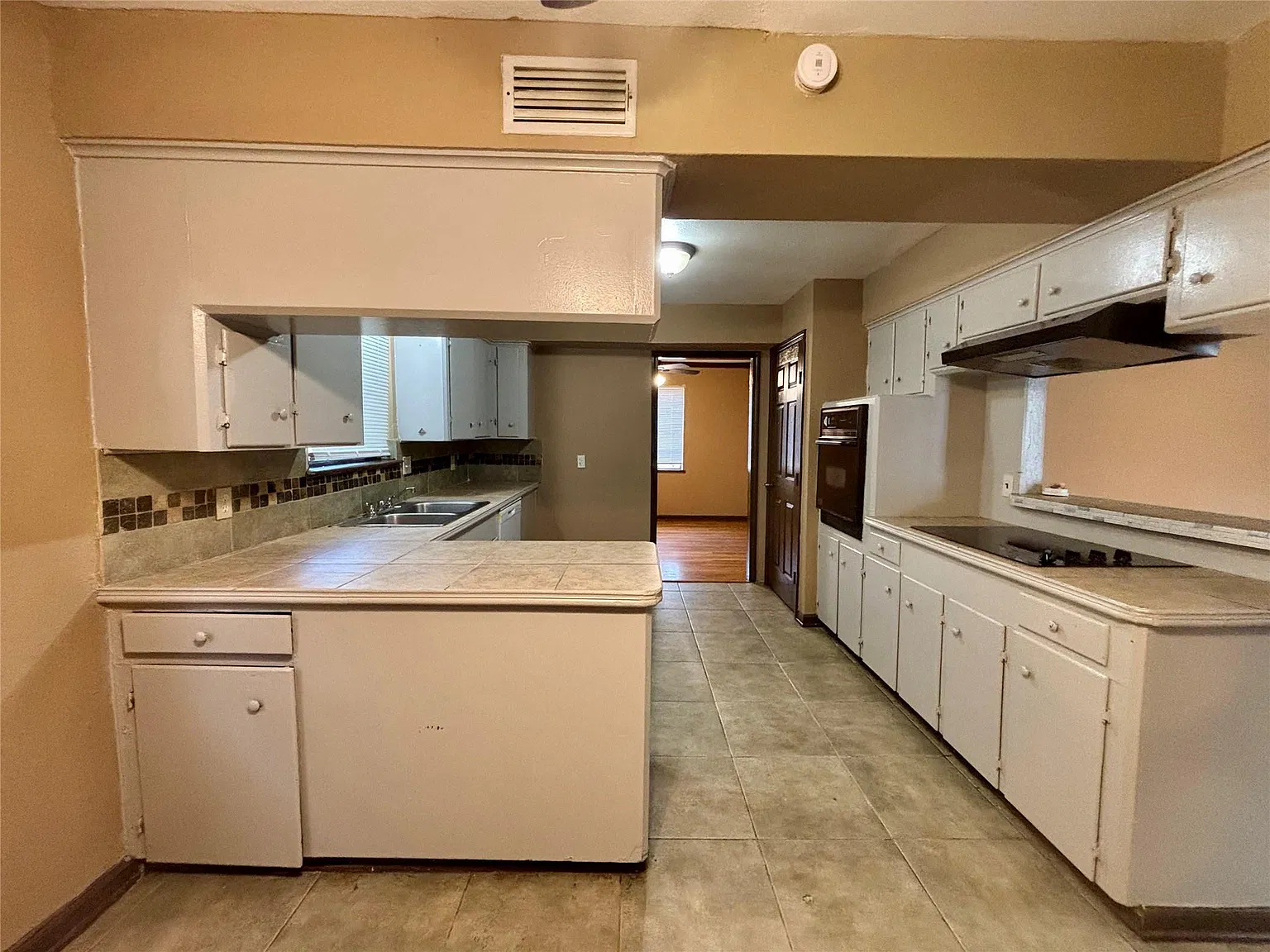 3 bed, 2.0 bath, 1841 sqft, $1,650 — Photo 4