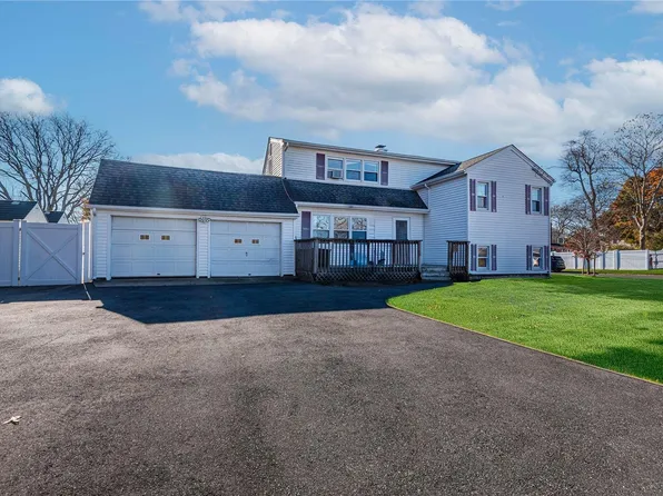 28 Chestnut Drive, Bay Shore, NY 11706