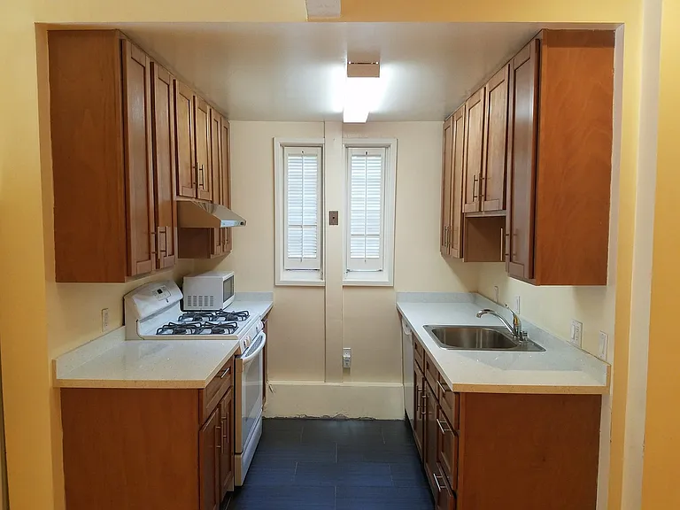 1542 Baker St — Photo 4