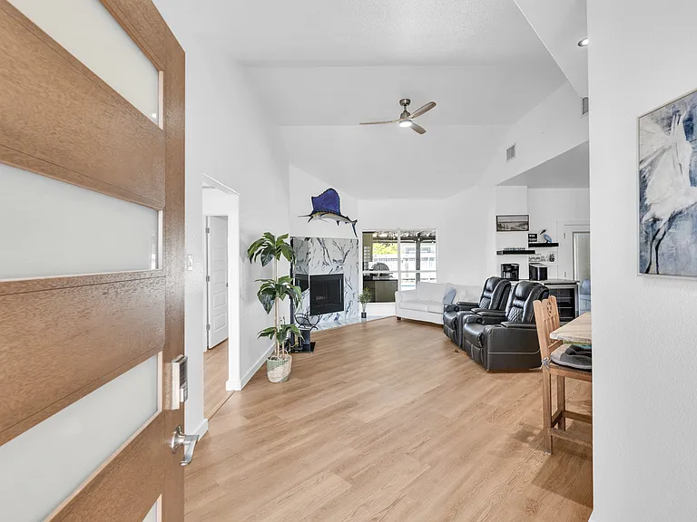 15829 Vincent Dr — Photo 8