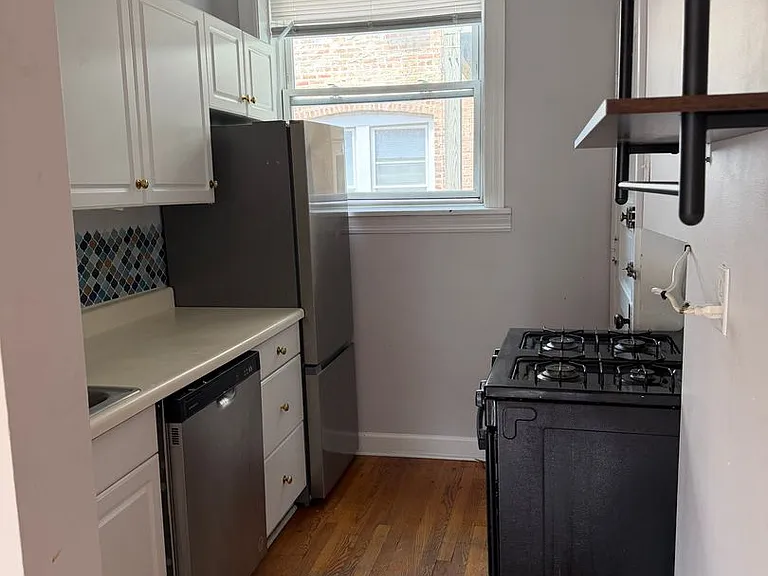 1942 W Montrose Ave #1 — Photo 1