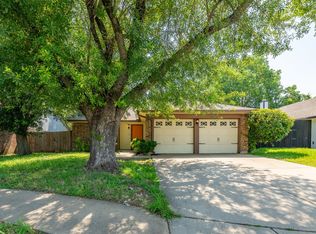 221 Caprock Dr, Arlington, TX 76018