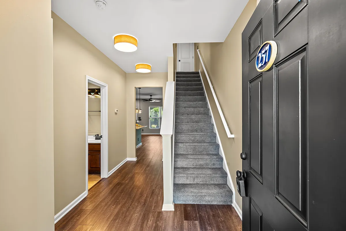 Building Photo - 257 Castle Dr