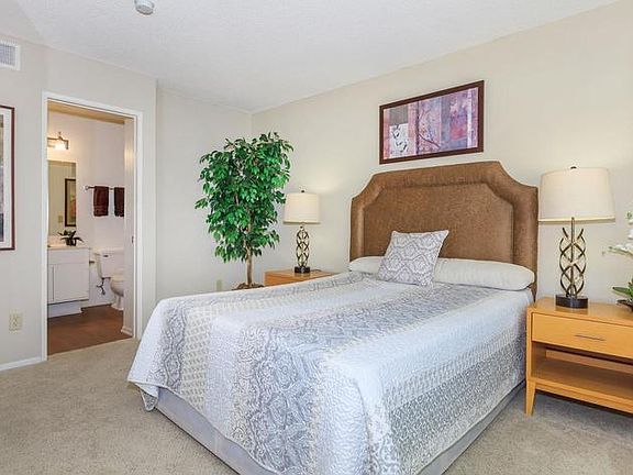 5th image of 18408 Jakes Way #1-204