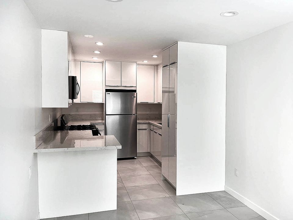 1st image of 7624 Fountain Ave #11