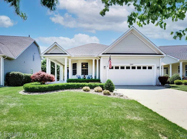 3707 Crestwood Dr, Auburn Hills, MI 48326