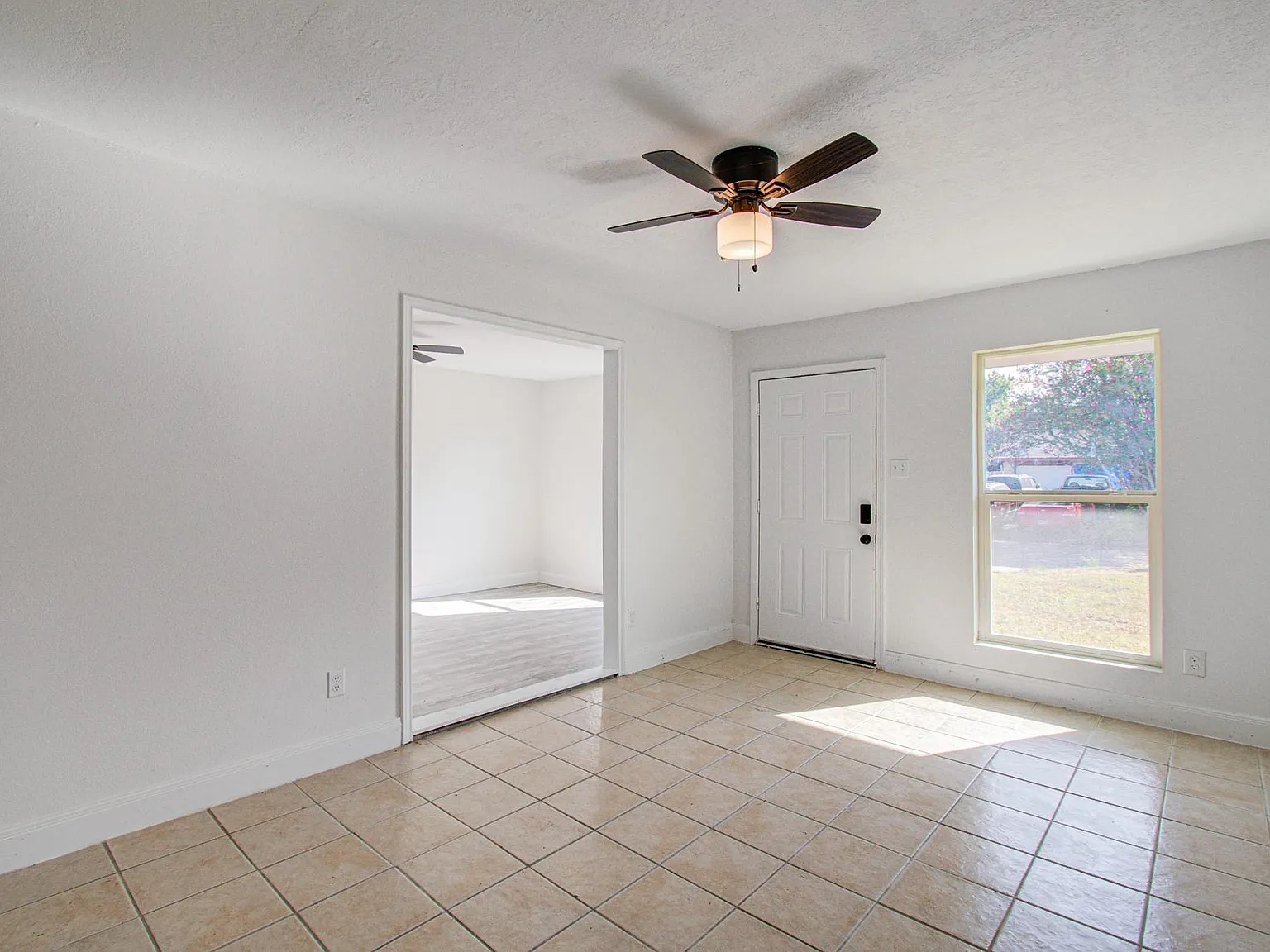 3 bed, 1.0 bath, 1214 sqft, $1,350 — Photo 4