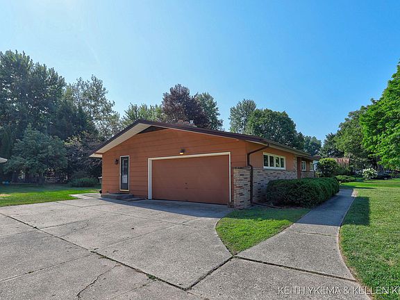 4th image of 1490 Sierra Ave NW