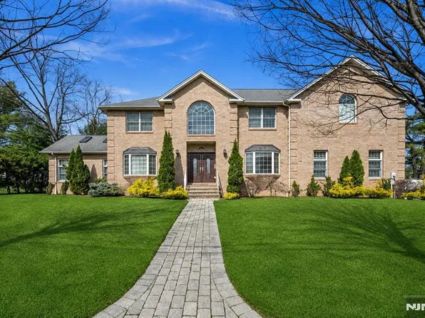 683 Victoria Ave, Paramus, NJ 07652