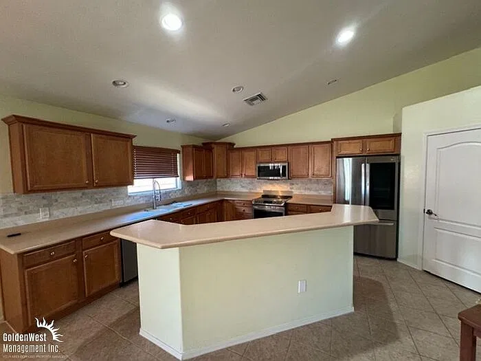3 bed, 2.0 bath, 1700 sqft, $1,800 — Photo 2