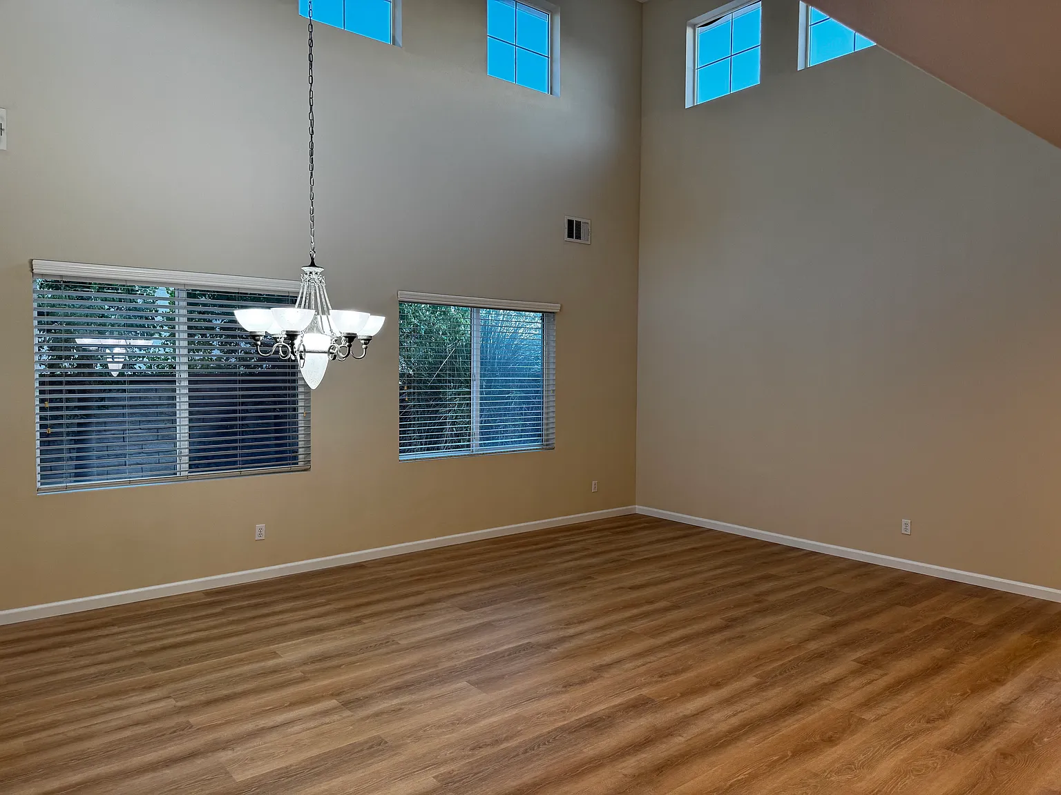 4 bed, 2827 sqft, $5,000 — Photo 2