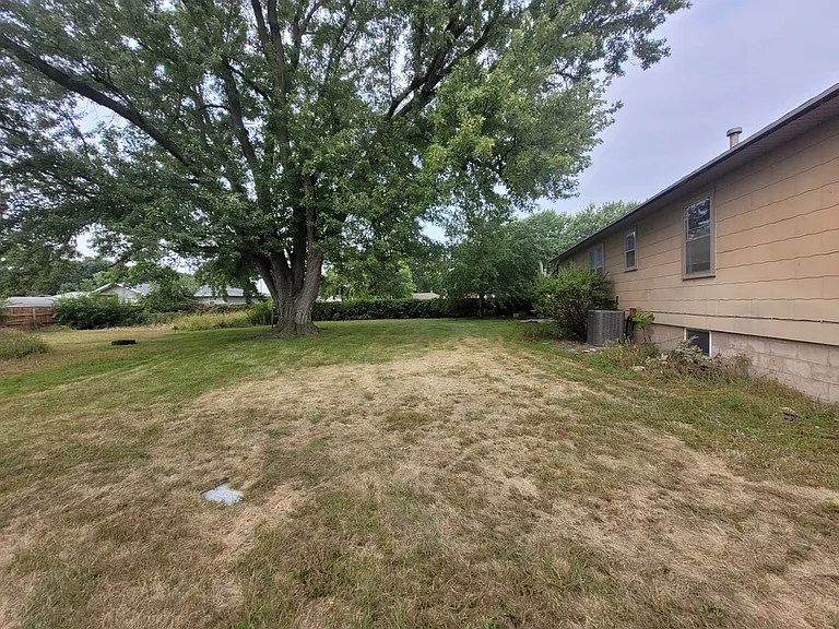 3115 E Seedling Mile Rd — Photo 2