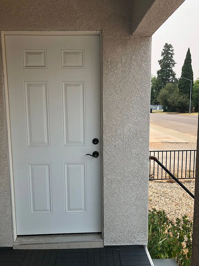 Charming 1 Bedroom Home With Yard — Photo 2