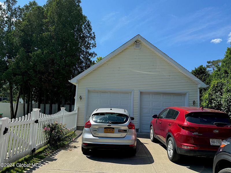3rd image of 40 Mettowee Street
