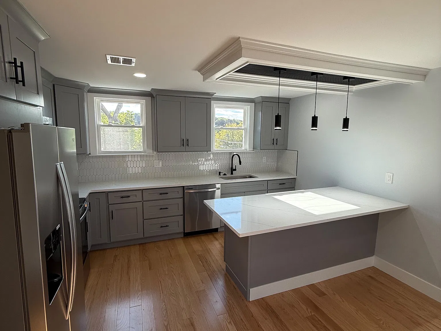 3 bed, 998 sqft, $2,850 — Photo 2