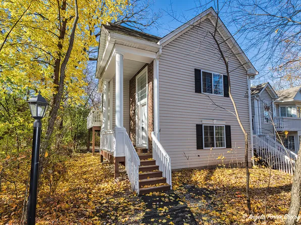 246 W Whispering Oaks Ln, Round Lake, IL 60073