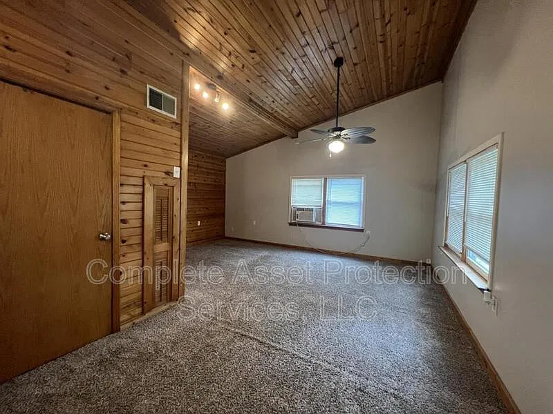 3 bed, 2.0 bath, 1318 sqft, $1,810 — Photo 3