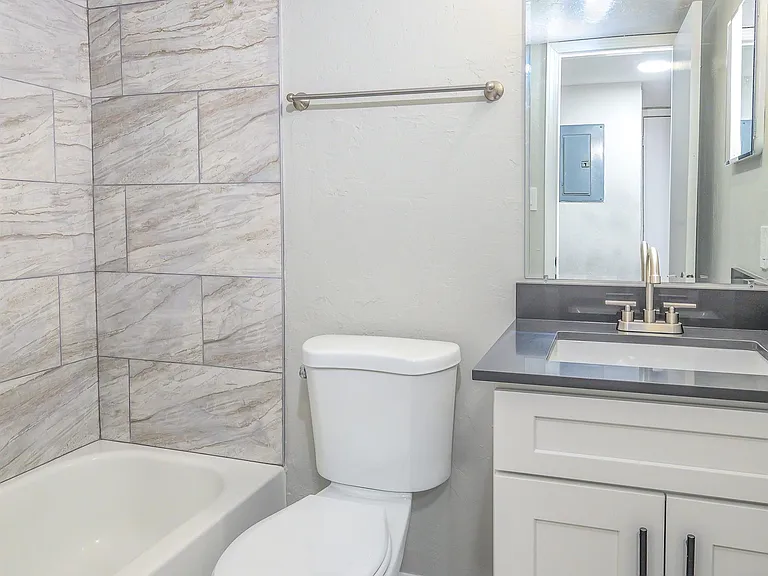 1533 S Bronough St #J — Photo 2