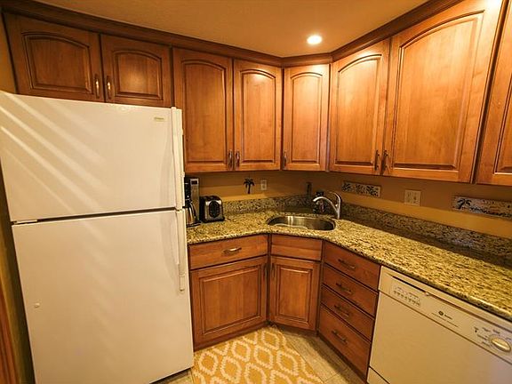 5th image of 634 Edgewater Dr Unit 646