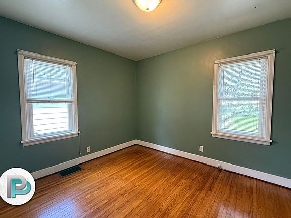 5th image of 912 8th St NE