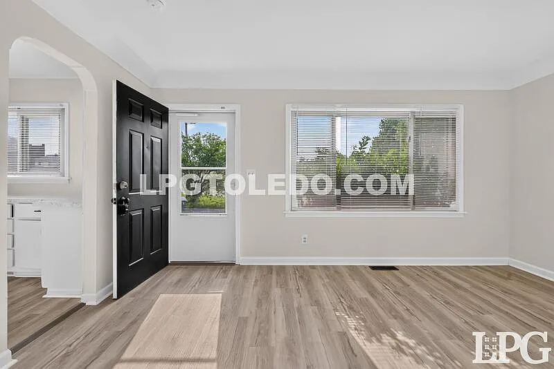 3 bed, 1.0 bath, 999 sqft, $1,225 — Photo 2