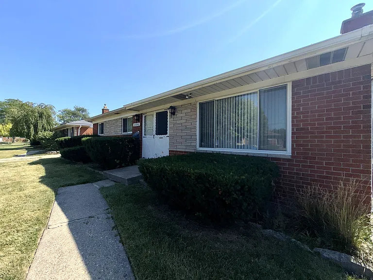 31846 Regal Dr — Photo 2