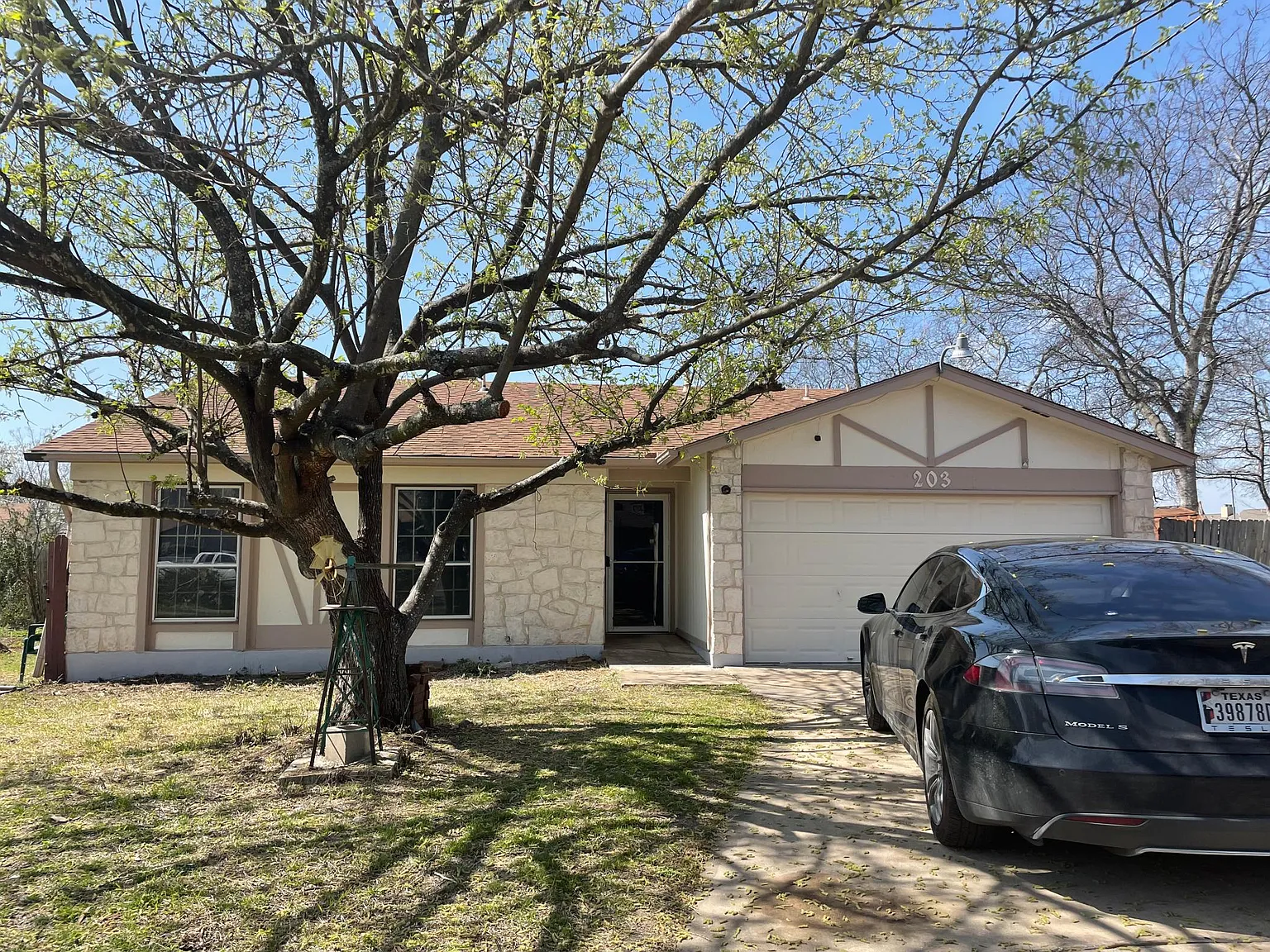 3 bed, 1295 sqft, $2,195 — Photo 1