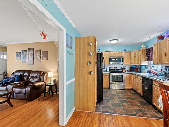 2nd image of 158 Royal Cir
