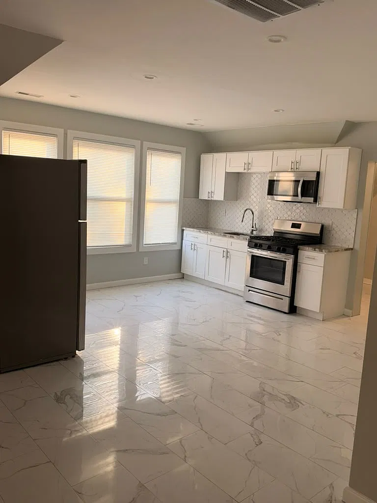 3 bed, 1000 sqft, $2,100 — Photo 1
