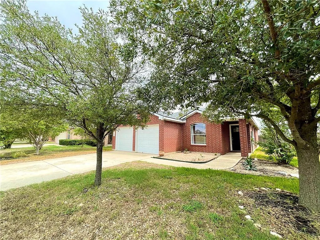 3 bed, 2.0 bath, 1630 sqft, $1,900 — Photo 2