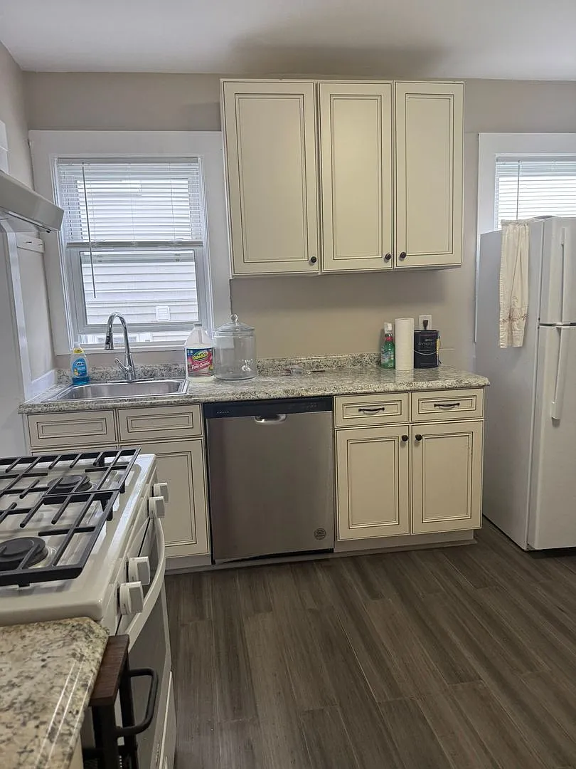 Updated 3 Bed 1 Bath in the Heart of Oak Square — Photo 1