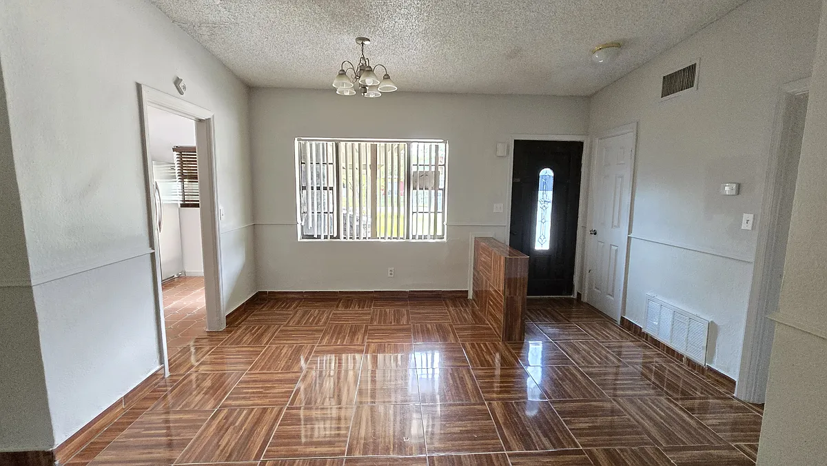 Building Photo - 301 Hope Cir
