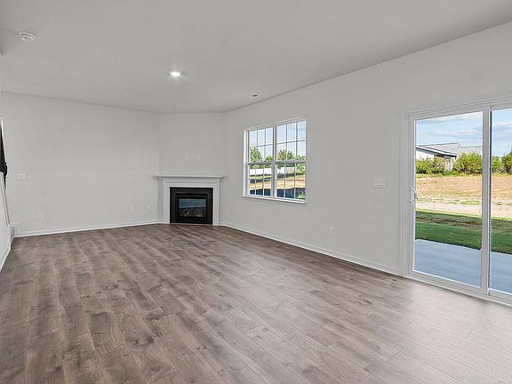 4th image of 2708 Salisbury Lane W