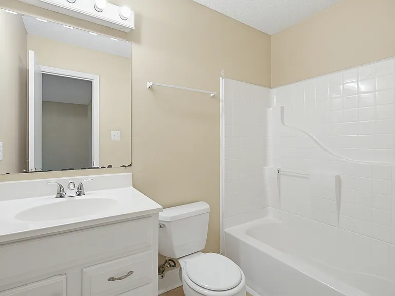 210 E McCulloch St — Photo 12