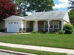 182 Kingston Dr, Ridge, NY 11961