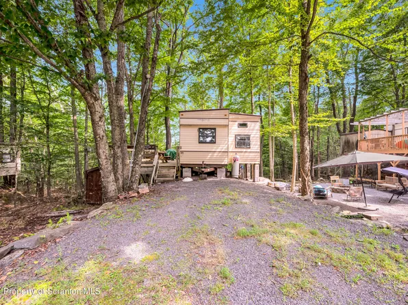 88 Camporee Ct, Gouldsboro, PA 18424