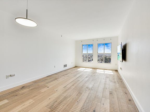 4th image of 140 S Van Ness Ave #1022