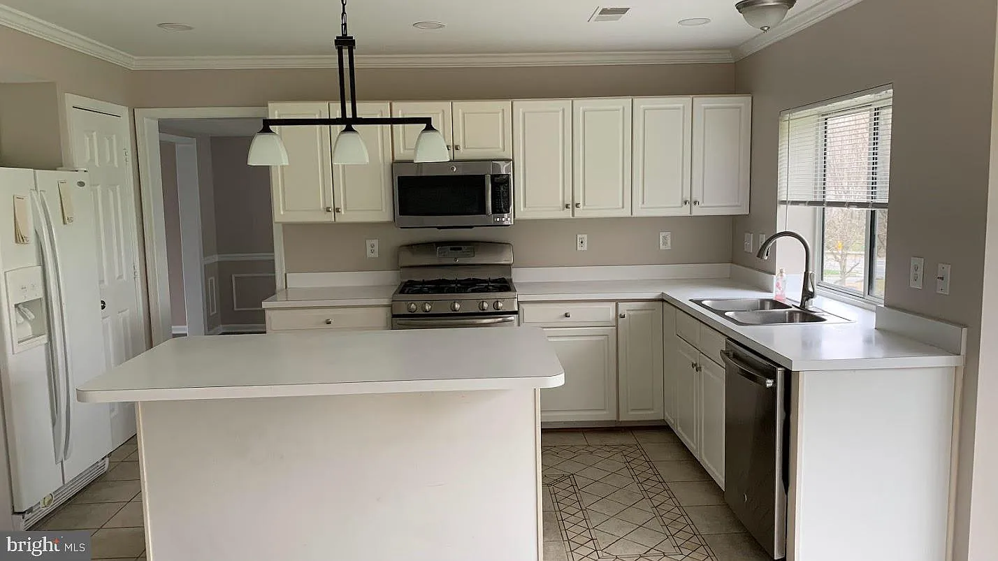 4 bed, 3.5 bath, 3500 sqft, $4,000 — Photo 4