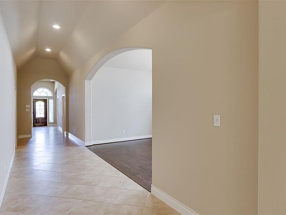 4th image of 114 Knollbrook Cir