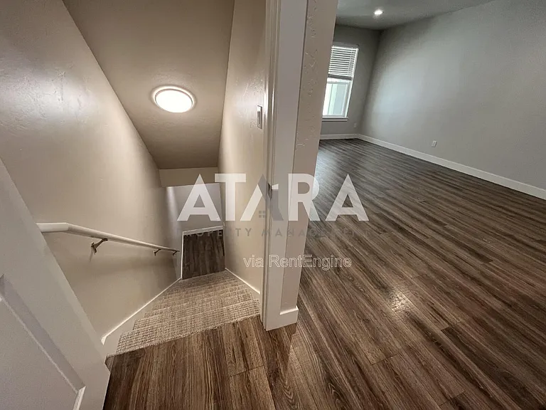 291 E Grace Ln — Photo 14