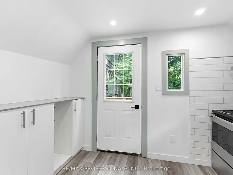 759 Barton St E #UPPER — Photo 2