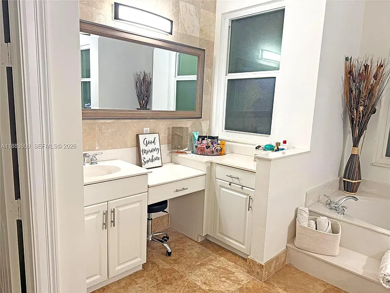 18560 SW 44th St — Photo 13