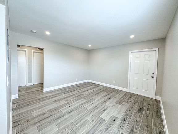 4th image of 710 10th St APT 8