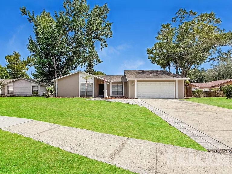 610 Oakmoss Dr — Photo 1