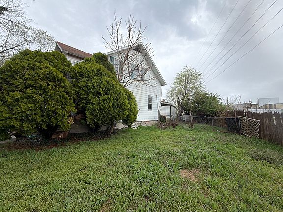 2nd image of 805 S Hickory St