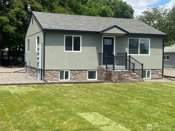 604 SW 4th Street, College Place, WA 99324