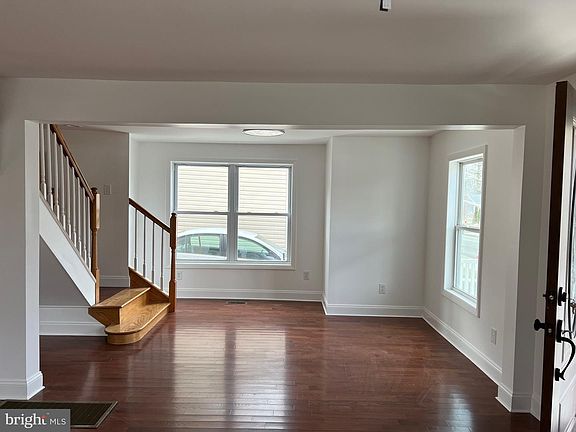 5th image of 113 W Evergreen Ave