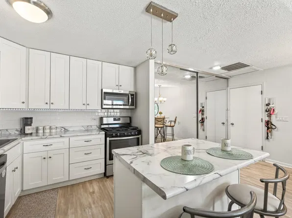 9601 Lonsdale Cir, Minnetonka, MN 55305