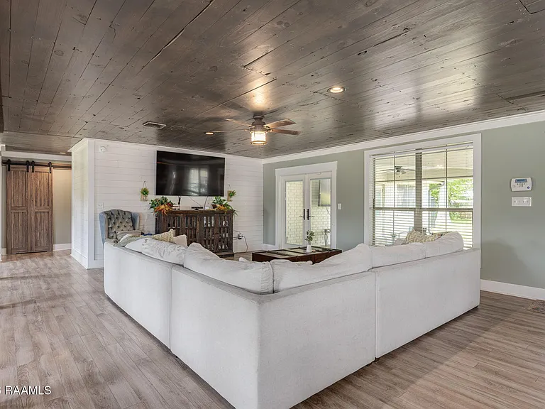 610 E Demanade Dr — Photo 9