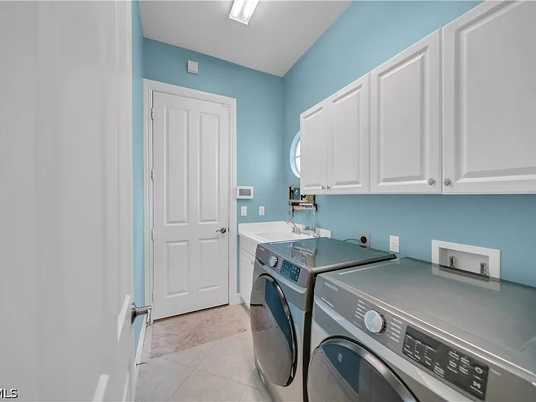 7672 Sussex Ct — Photo 17
